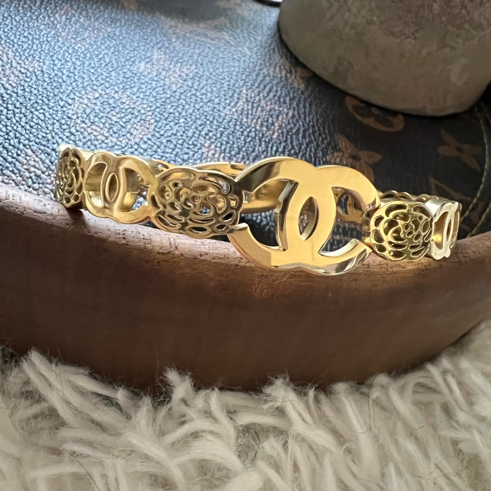 Gold fashion bracelet